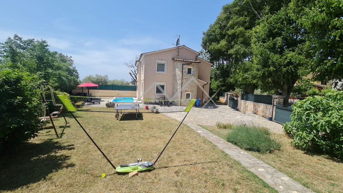 Pula, vila s bazenom na idealni lokaciji