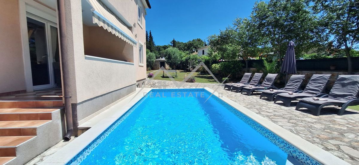 Pula, vila s bazenom na idealni lokaciji