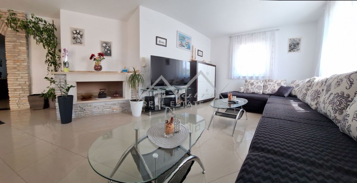 Pula, vila s bazenom na idealni lokaciji