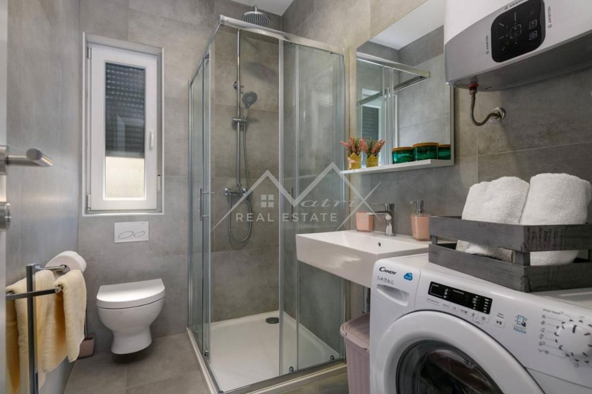 Pula center, moderna vila s 4 stanovanji in strešno teraso
