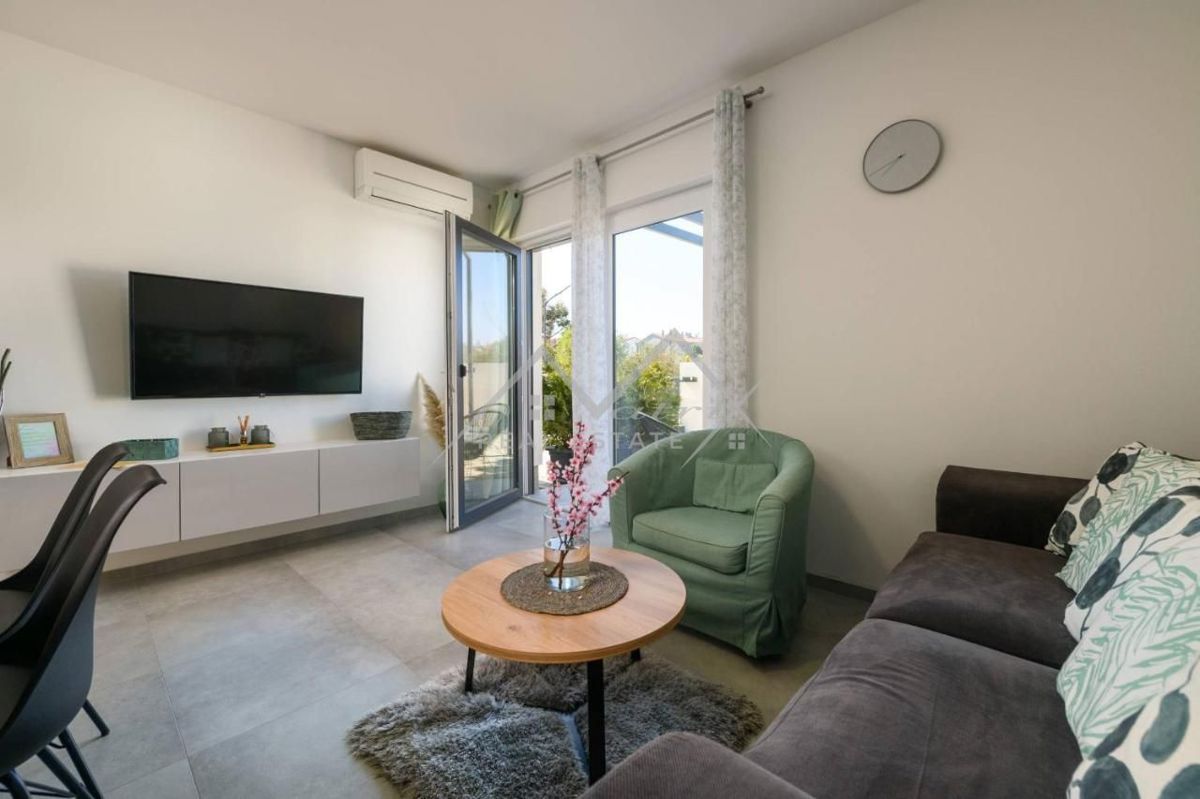 Pula center, moderna vila s 4 stanovanji in strešno teraso