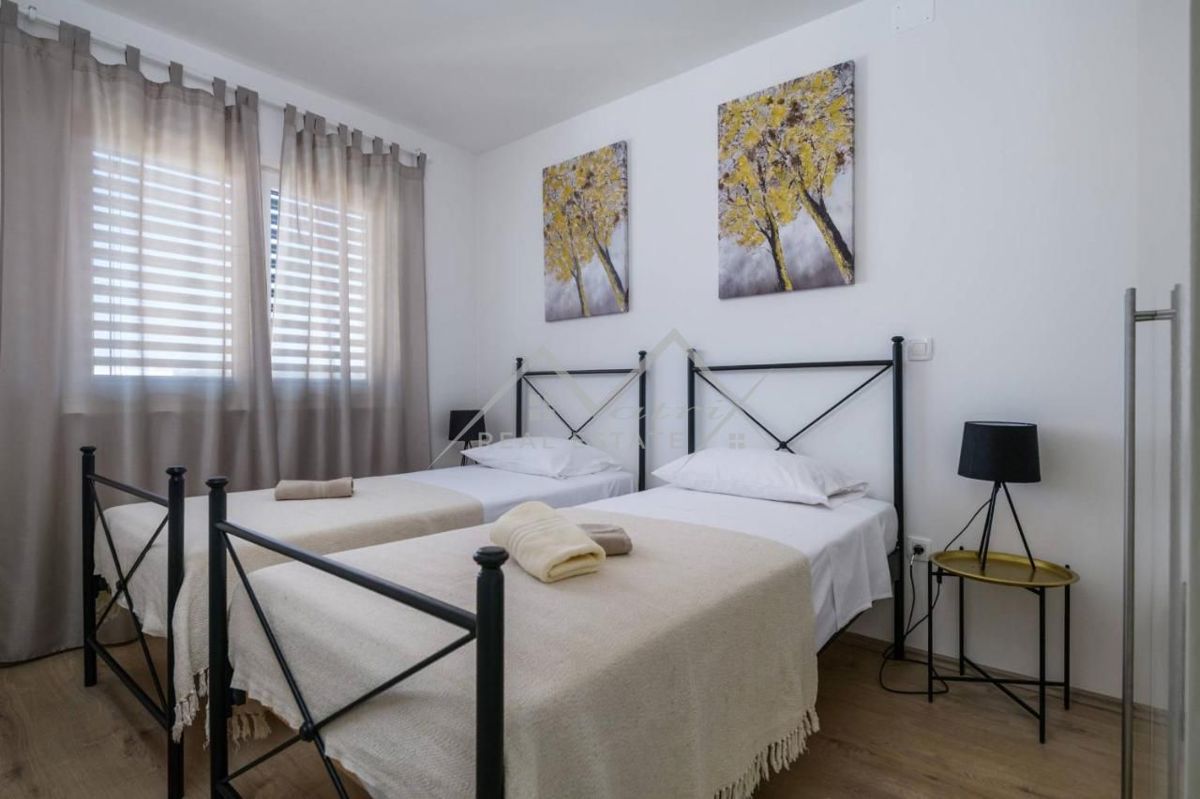 Pula center, moderna vila s 4 stanovanji in strešno teraso