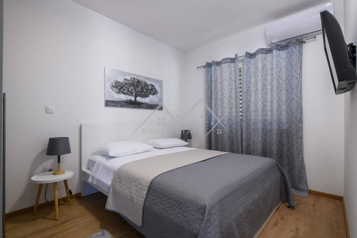 Pula center, moderna vila s 4 stanovanji in strešno teraso