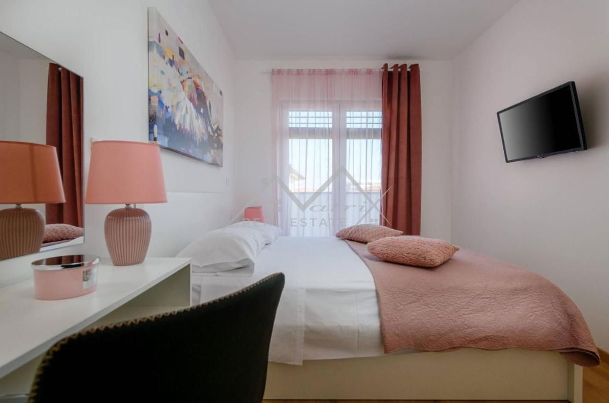 Pula center, moderna vila s 4 stanovanji in strešno teraso
