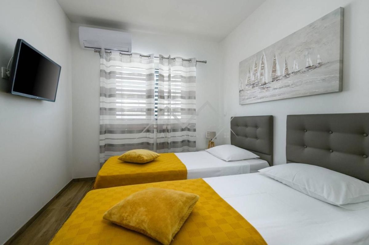 Pula center, moderna vila s 4 stanovanji in strešno teraso