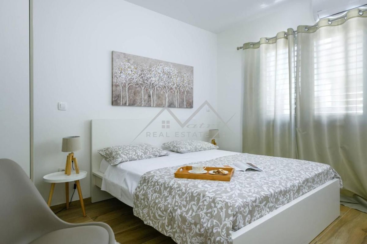 Pula center, moderna vila s 4 stanovanji in strešno teraso