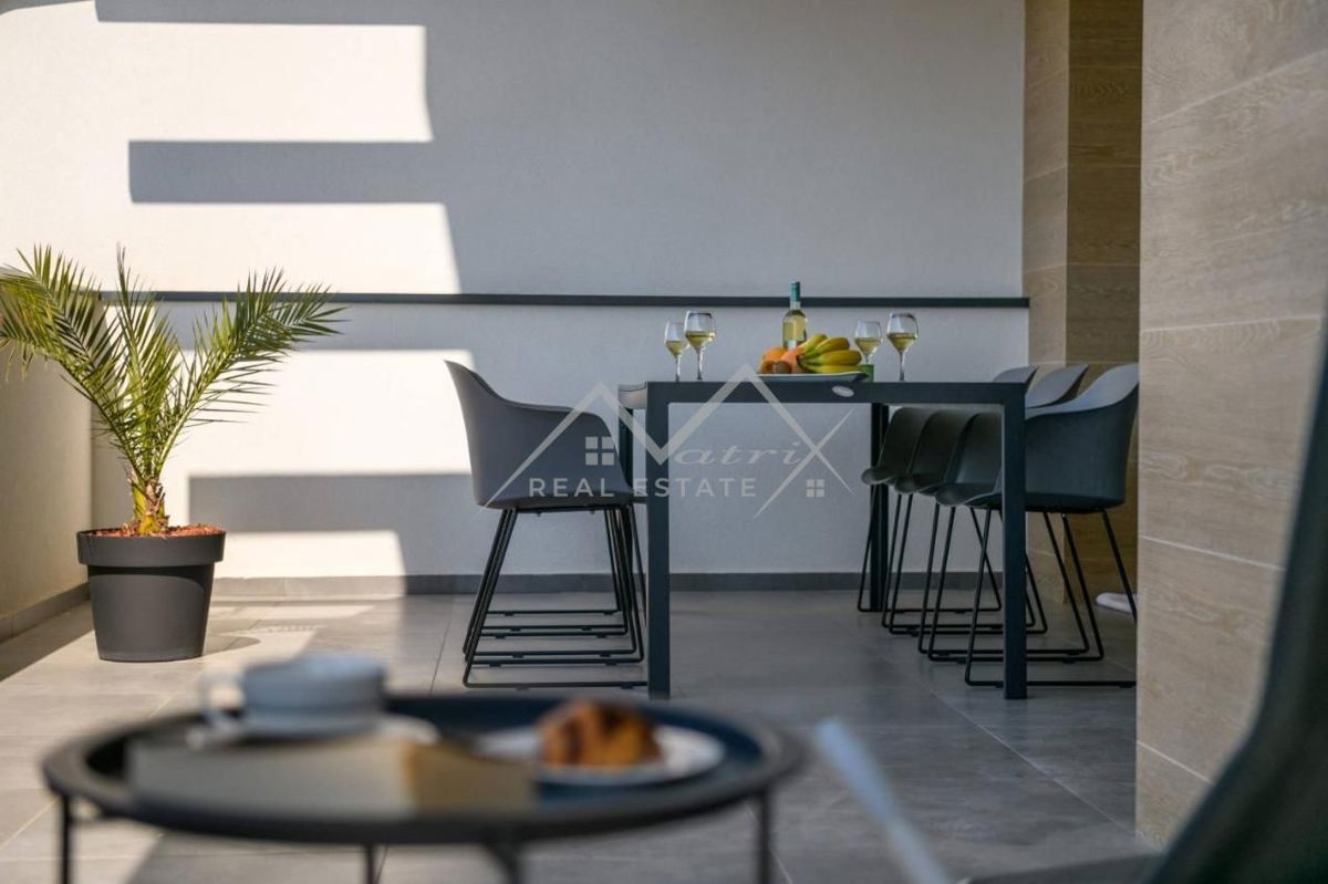 Pula center, moderna vila s 4 stanovanji in strešno teraso