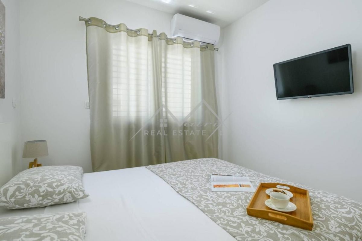 Pula center, moderna vila s 4 stanovanji in strešno teraso
