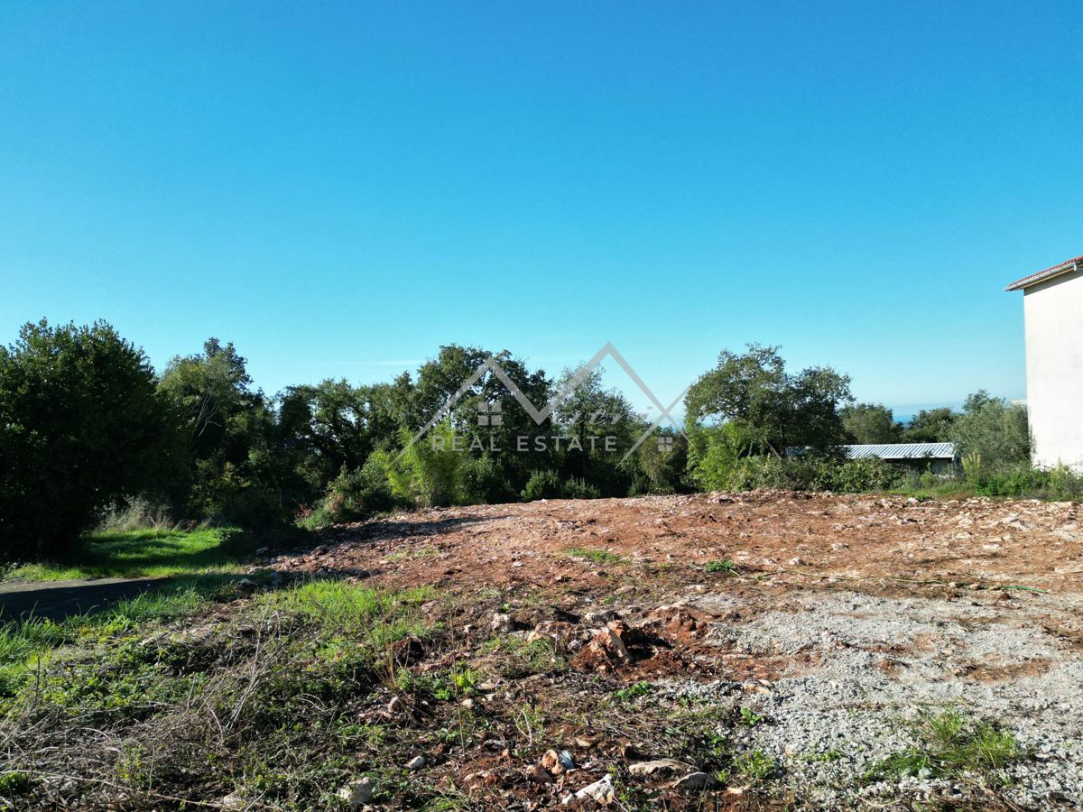 Okolica Poreča, gradbeno zemljišče s projektom in gradbenim dovoljenjem 