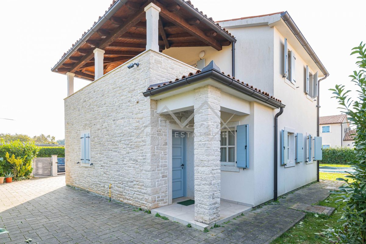 Marčana okolica, vila v istrskem slogu z bazenom, 7 km do morja