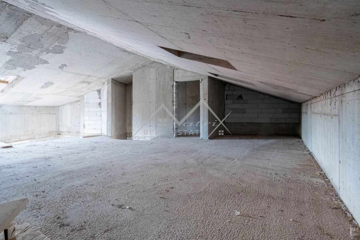 Okolica Pule, prestižen penthouse blizu morja!