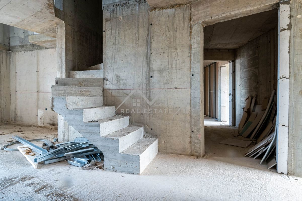 Okolica Pule, prestižen penthouse blizu morja!