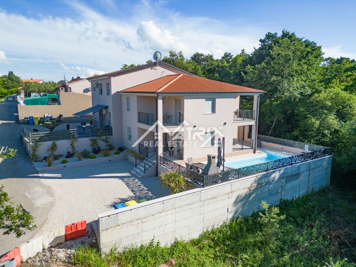 Poreč okolica: Hiša z bazenom na mirni lokaciji