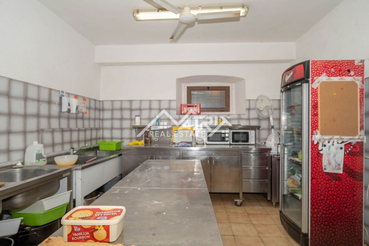 Brtonigla, velika hiša s poslovnimi prostori