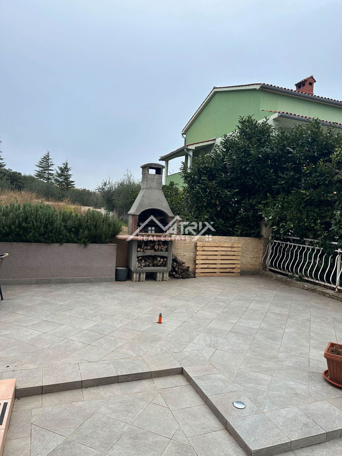 Ližnjan, dvosobno stanovanje s teraso, blizu morja
