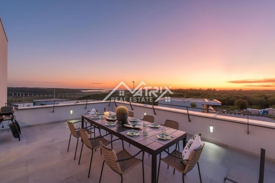 Novigrad, moderna vila s panoramskim razgledom na morje
