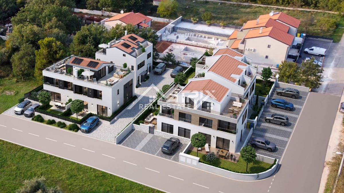 Poreč, družinska hiša s štirimi spalnicami in bazenom