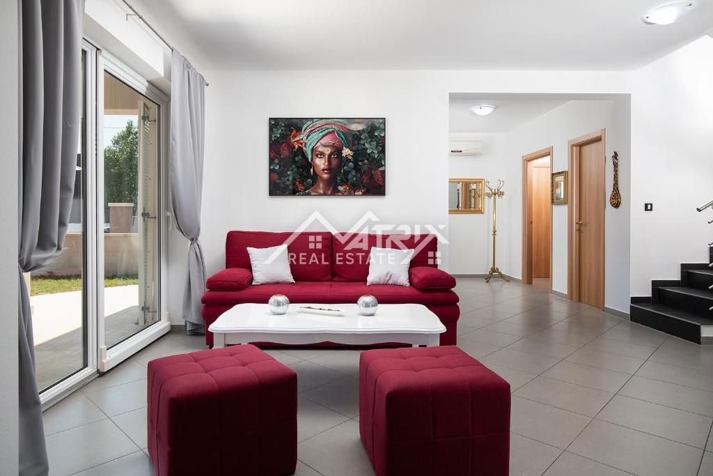 Okolica Pule, Hiša z bazenom v bližini morja in mesta