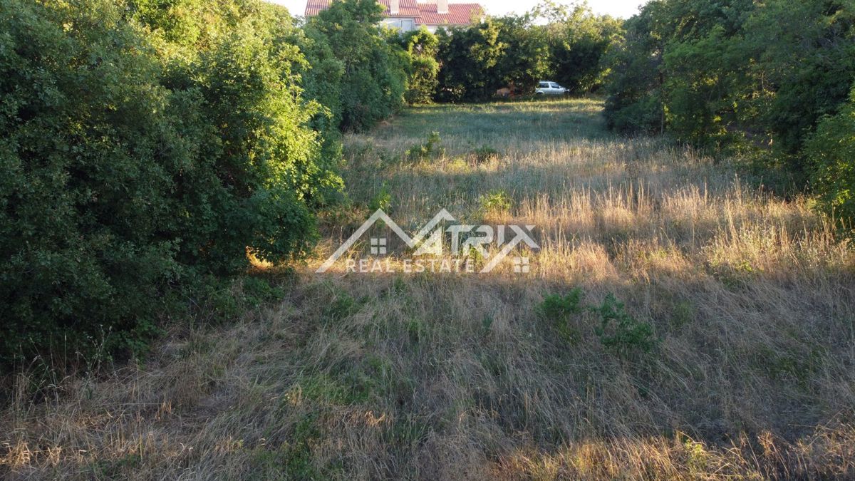 Kavran, privlačna gradbena parcela z razgledom na zaliv