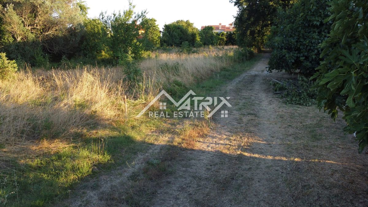 Kavran, privlačna gradbena parcela z razgledom na zaliv