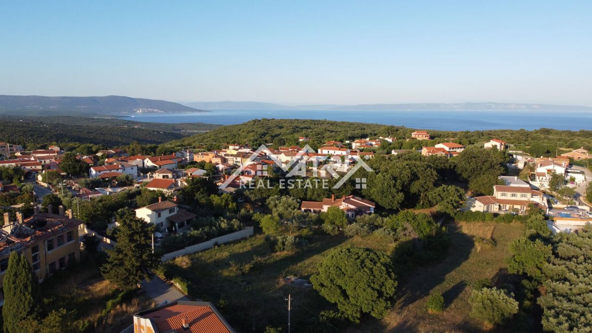 Kavran, privlačna gradbena parcela z razgledom na zaliv