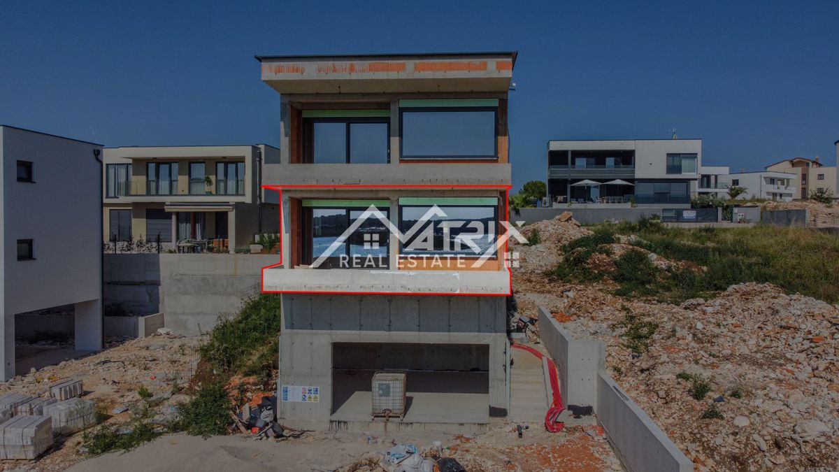 Medulin, stan v 1. nadstropju s teraso, prvi vrsti do morja