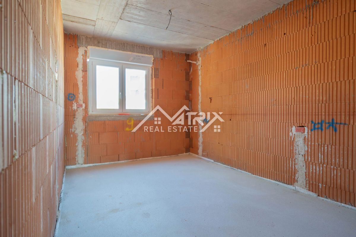 Medulin, stan v 1. nadstropju s teraso, prvi vrsti do morja