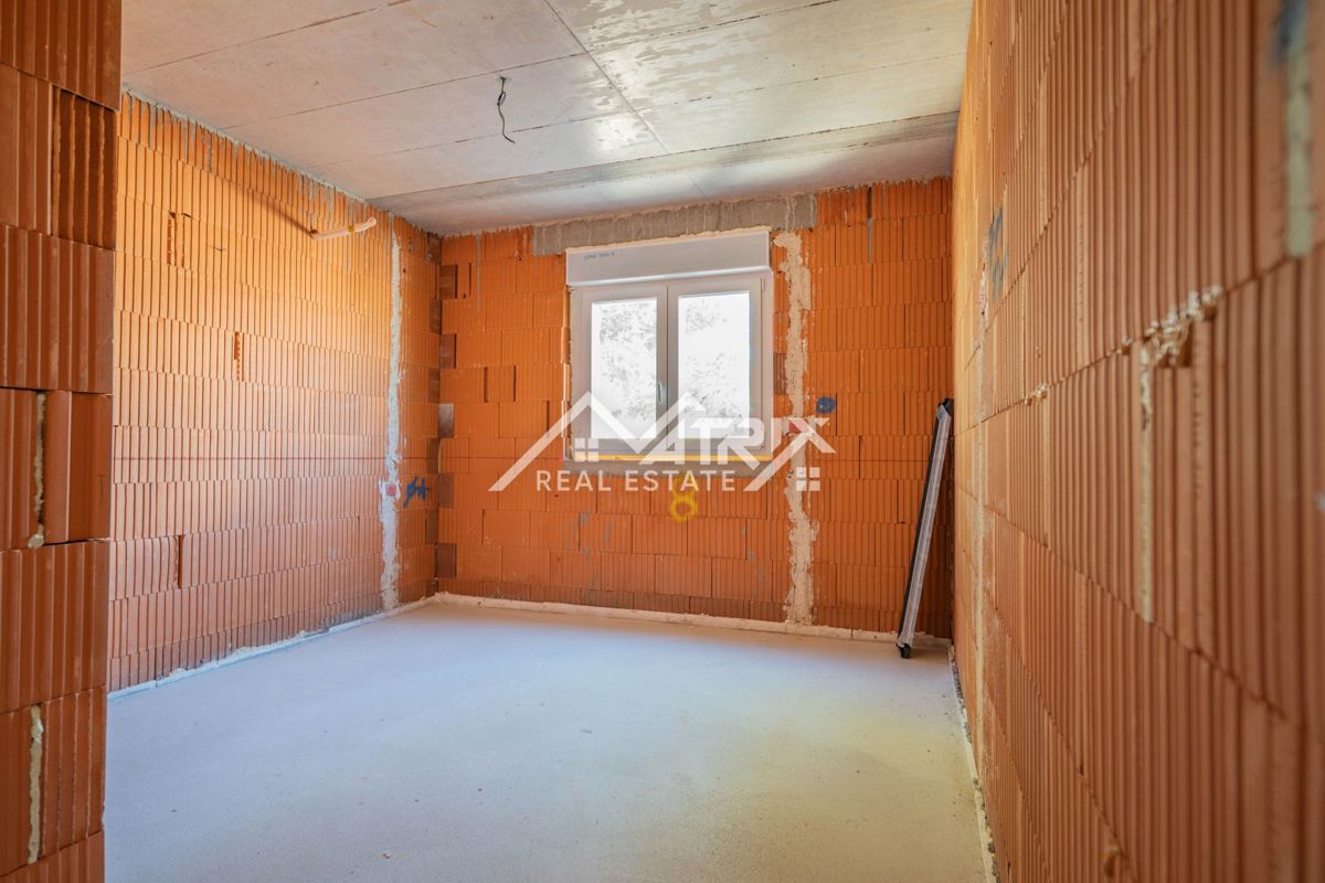 Medulin, stan v 1. nadstropju s teraso, prvi vrsti do morja