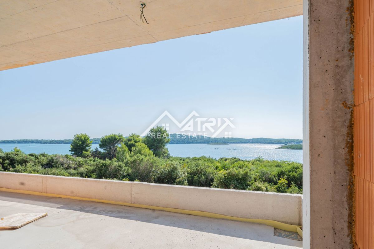 Medulin, stan v 1. nadstropju s teraso, prvi vrsti do morja