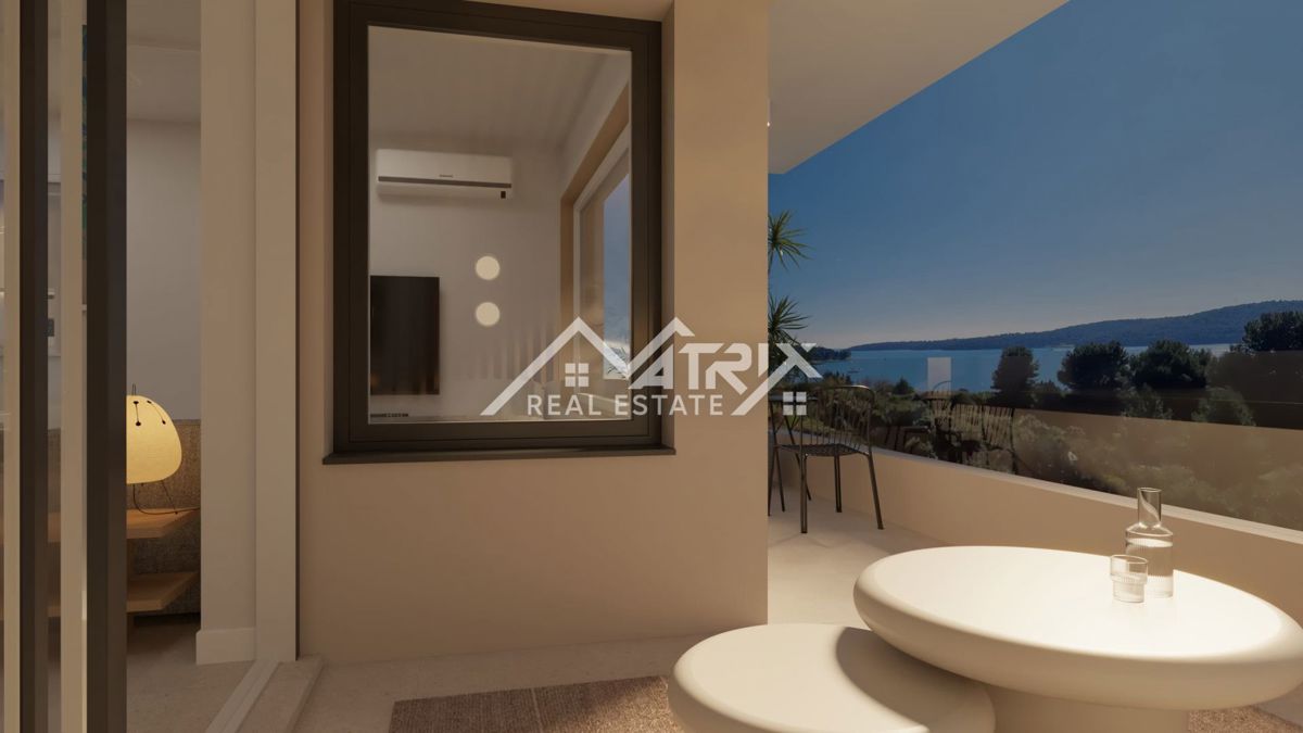 Medulin, stan v 1. nadstropju s teraso, prvi vrsti do morja