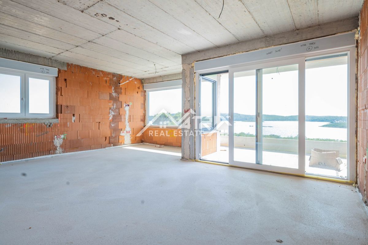 Medulin, stan v 1. nadstropju s teraso, prvi vrsti do morja