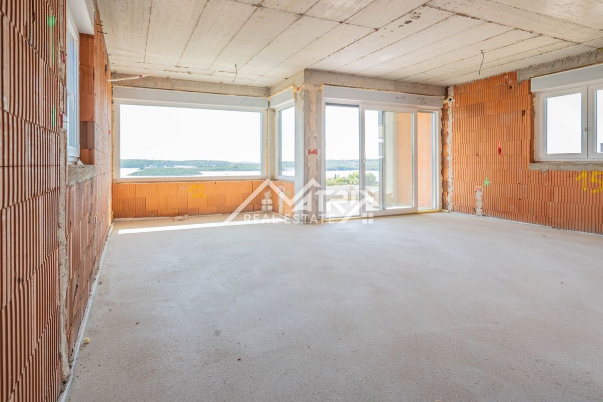 Medulin, stan v 1. nadstropju s teraso, prvi vrsti do morja