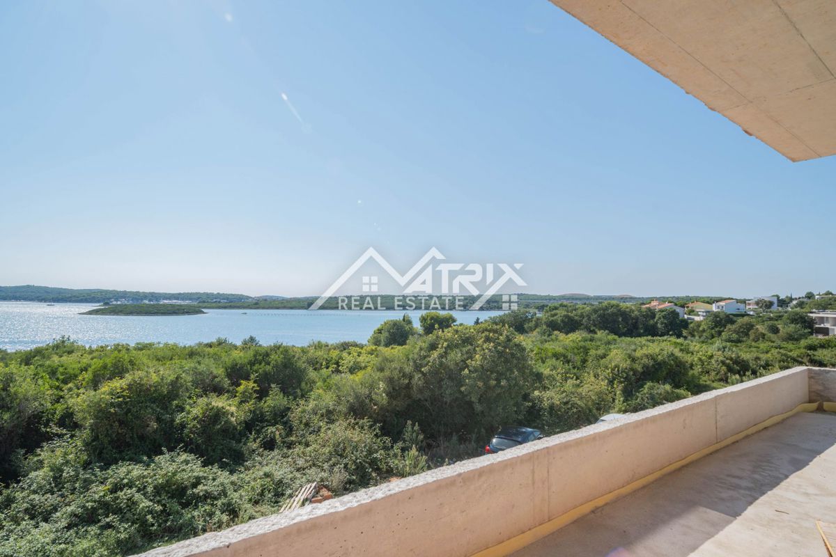 Medulin, stan v 1. nadstropju s teraso, prvi vrsti do morja