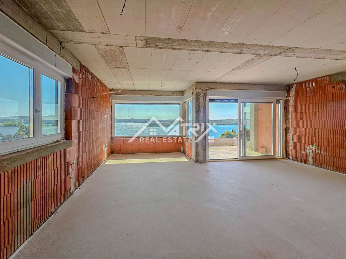 Medulin, stan v 1. nadstropju s teraso, prvi vrsti do morja