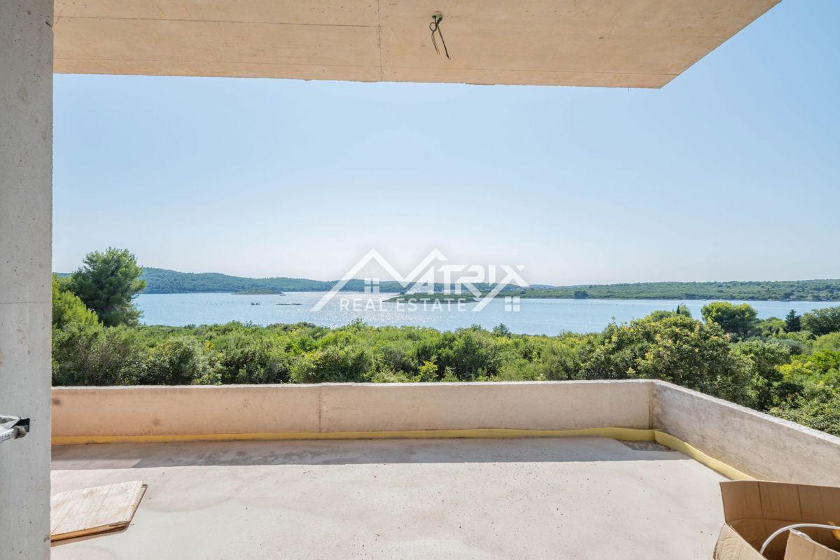 Medulin, stan v 1. nadstropju s teraso, prvi vrsti do morja