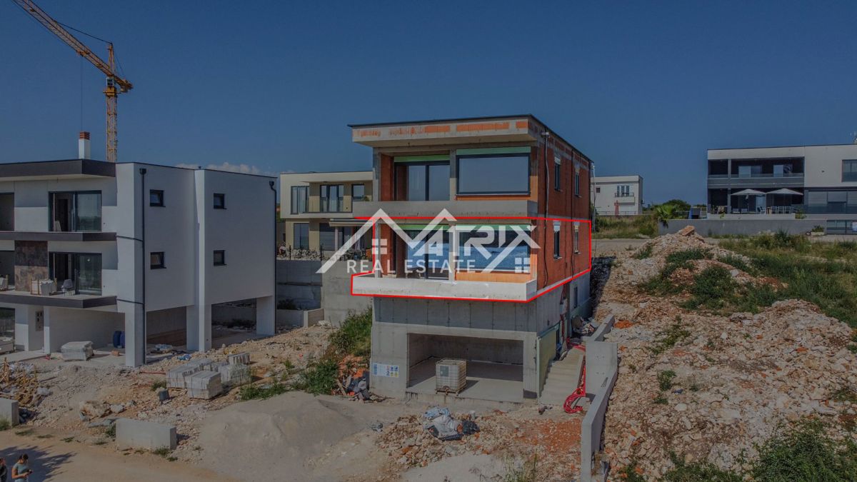 Medulin, stan v 1. nadstropju s teraso, prvi vrsti do morja