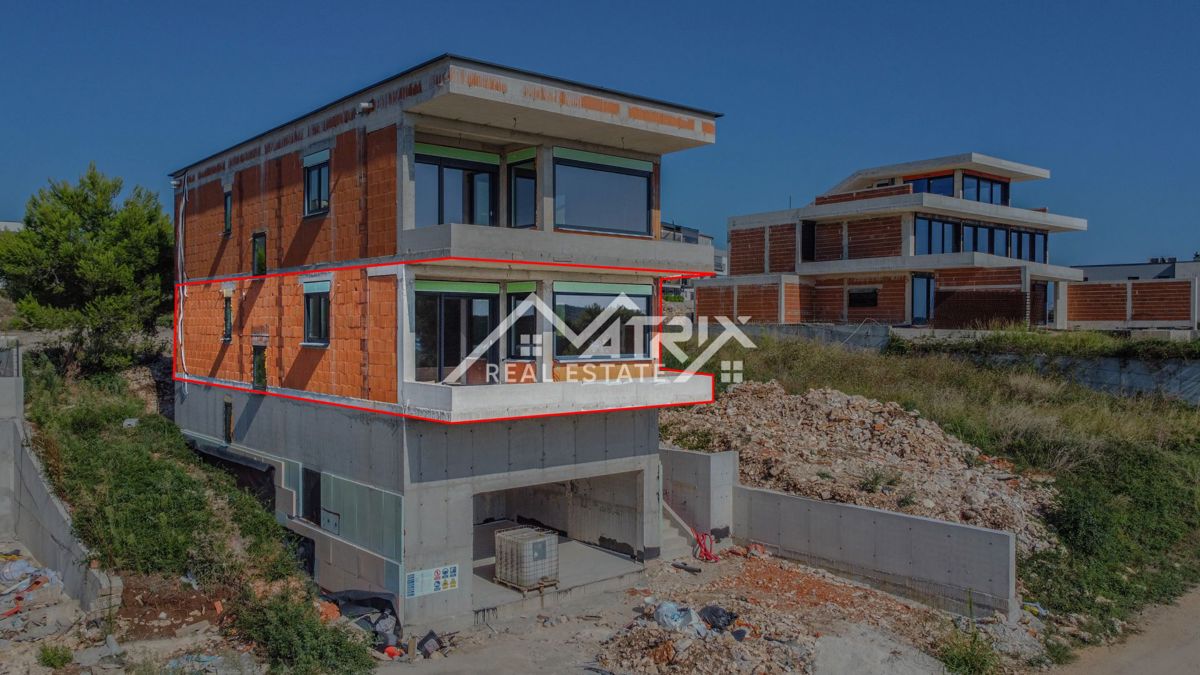 Medulin, stan v 1. nadstropju s teraso, prvi vrsti do morja