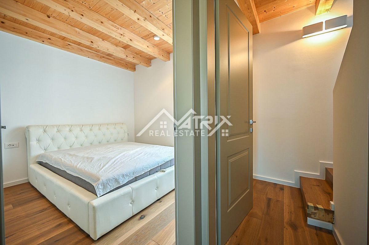 Novigrad okolica, popolnoma renovirana hiša s pogledom na morje