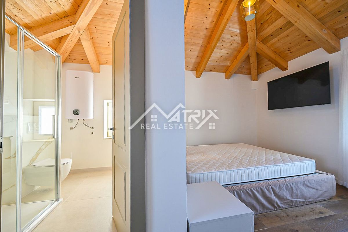 Novigrad okolica, popolnoma renovirana hiša s pogledom na morje