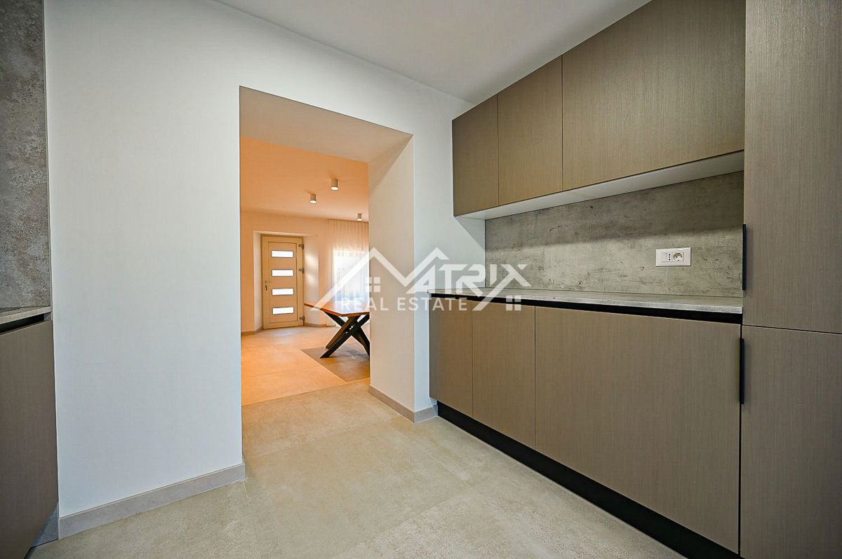 Novigrad okolica, popolnoma renovirana hiša s pogledom na morje