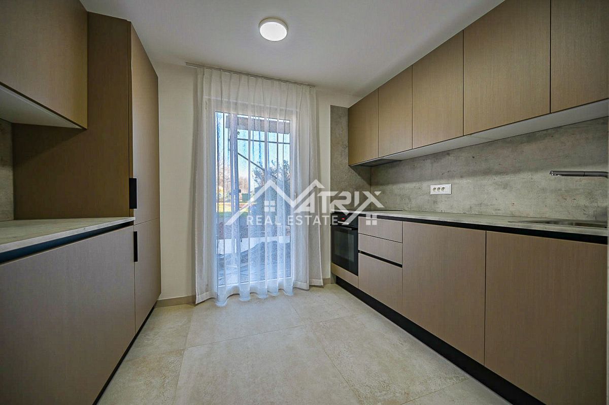 Novigrad okolica, popolnoma renovirana hiša s pogledom na morje