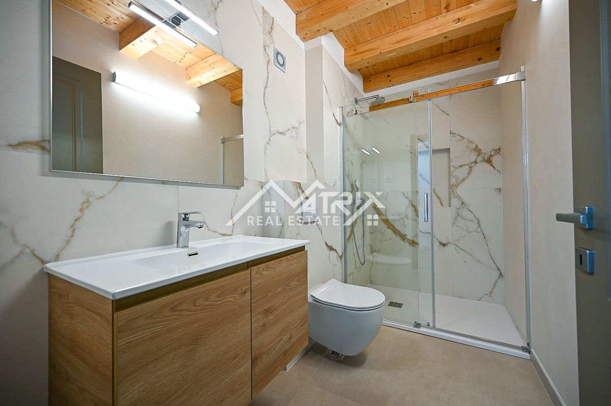 Novigrad okolica, popolnoma renovirana hiša s pogledom na morje