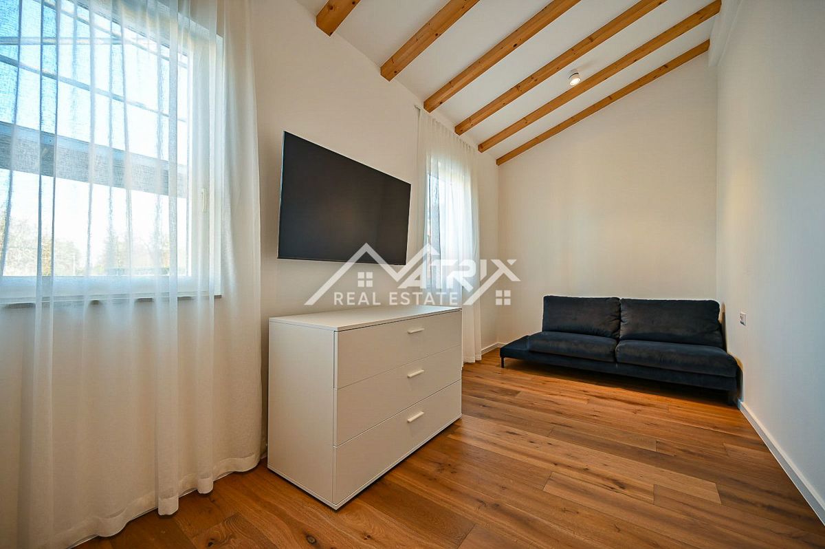 Novigrad okolica, popolnoma renovirana hiša s pogledom na morje