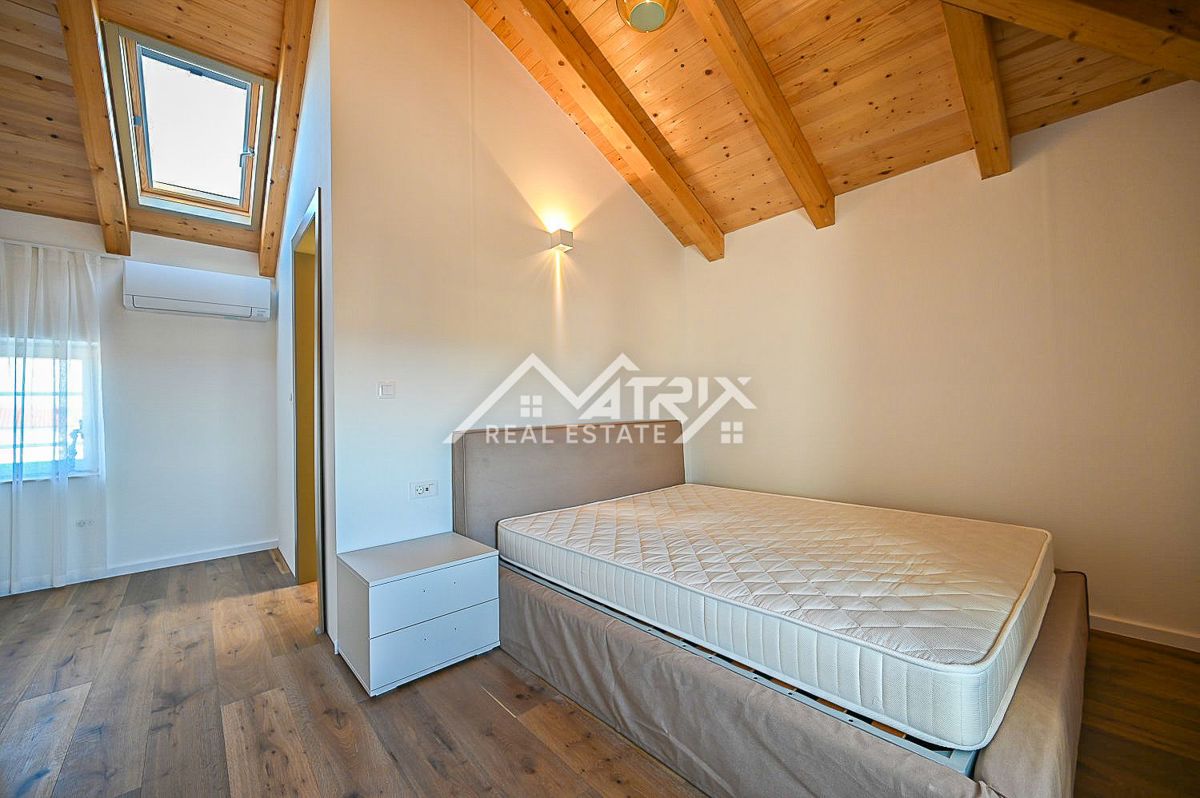 Novigrad okolica, popolnoma renovirana hiša s pogledom na morje