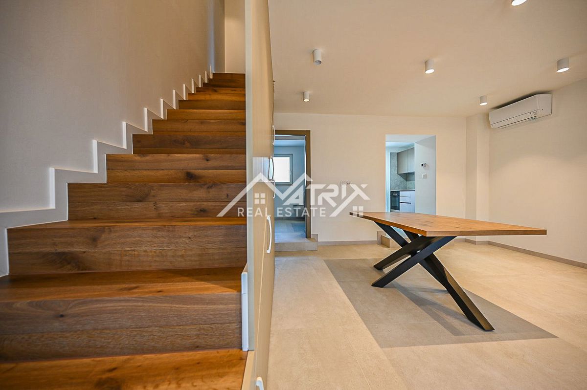 Novigrad okolica, popolnoma renovirana hiša s pogledom na morje