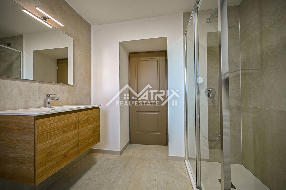 Novigrad okolica, popolnoma renovirana hiša s pogledom na morje