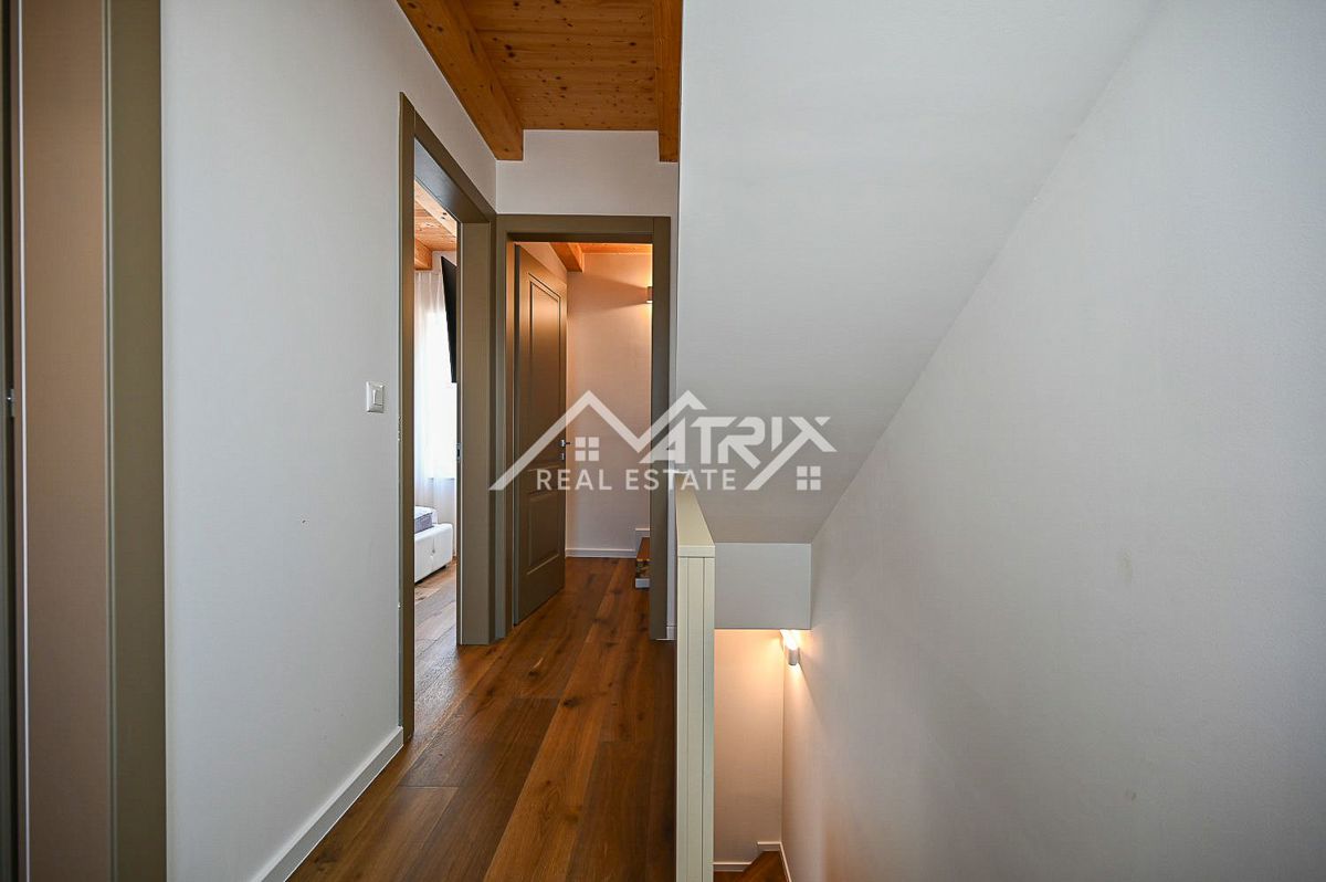 Novigrad okolica, popolnoma renovirana hiša s pogledom na morje