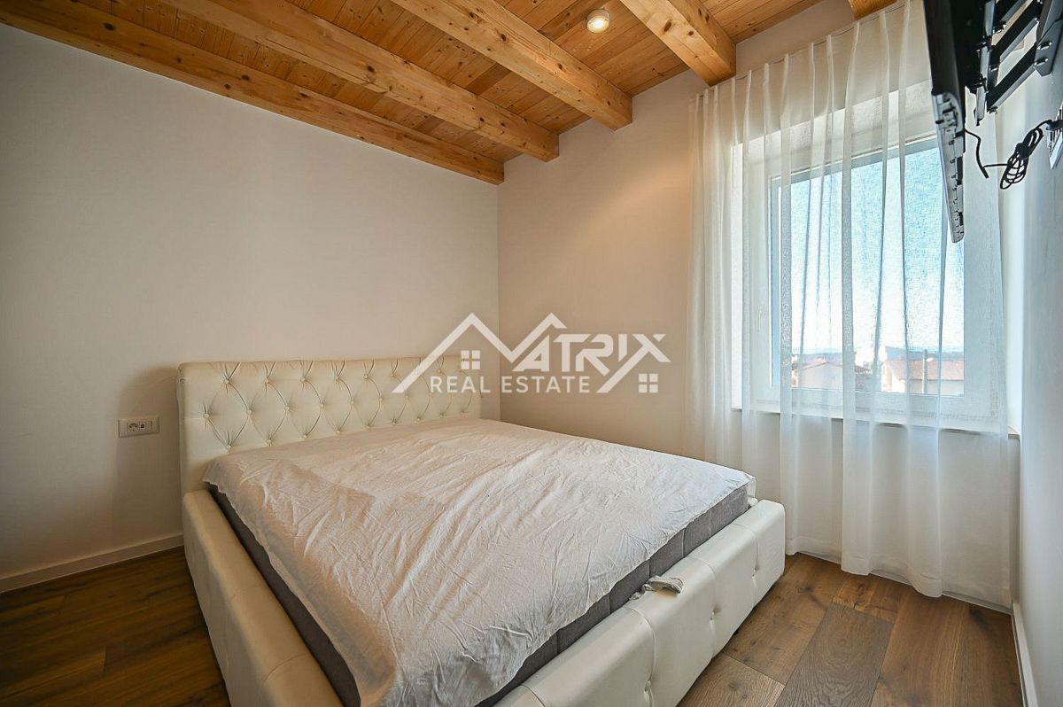 Novigrad okolica, popolnoma renovirana hiša s pogledom na morje