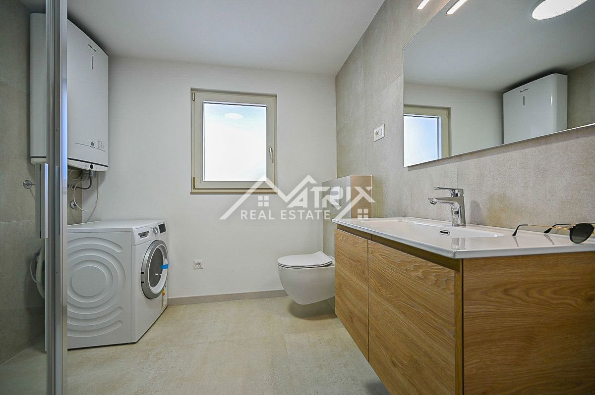 Novigrad okolica, popolnoma renovirana hiša s pogledom na morje