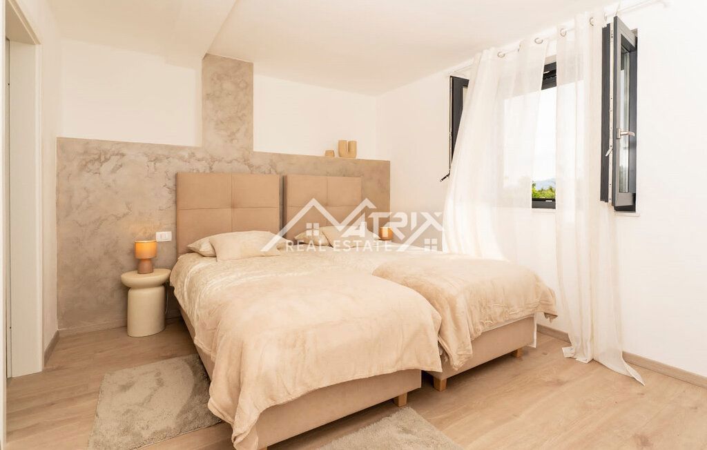 Labin, Moderna hiša z bazenom v bližini morja in mesta, Novo